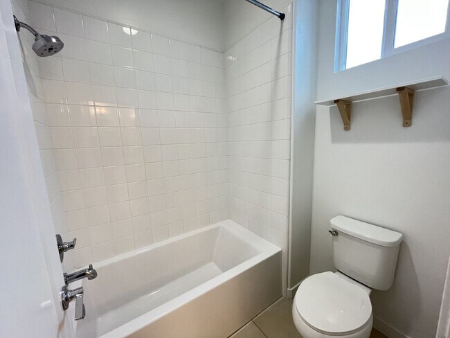 Building Photo - Beautiful 3 Bedroom house in Trillium, Arr...
