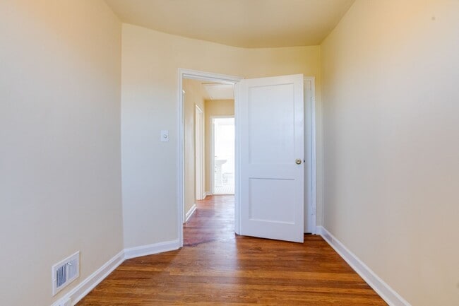 Building Photo - Charming End-Unit Townhome