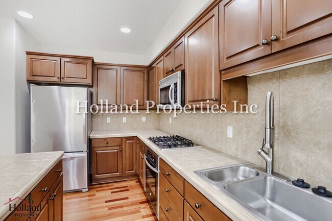 Building Photo - 6267 NE Carillion Dr