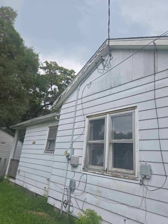 Building Photo - 1021 Maple St