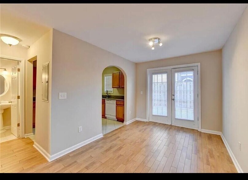 Building Photo - 810 Summer Pl NW