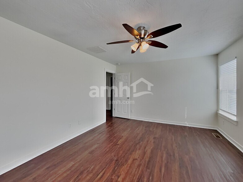 Building Photo - 10647 Avalon St