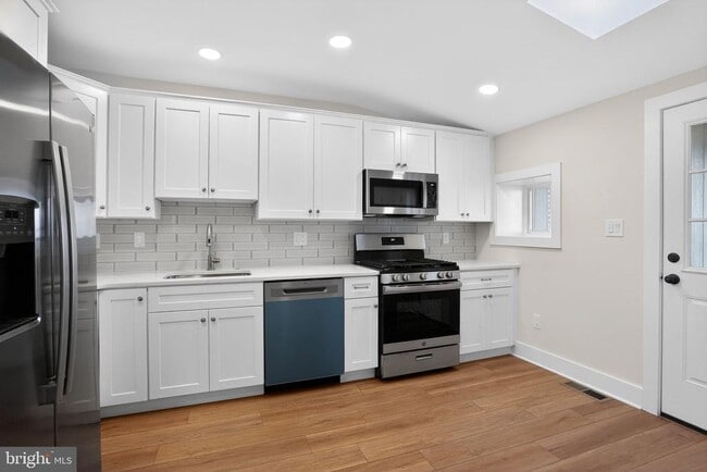 Building Photo - 344 Grove St