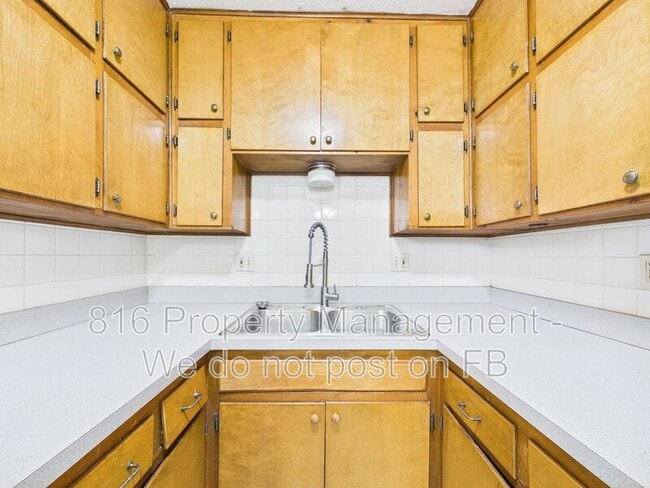 Building Photo - 402 S Commercial Ave