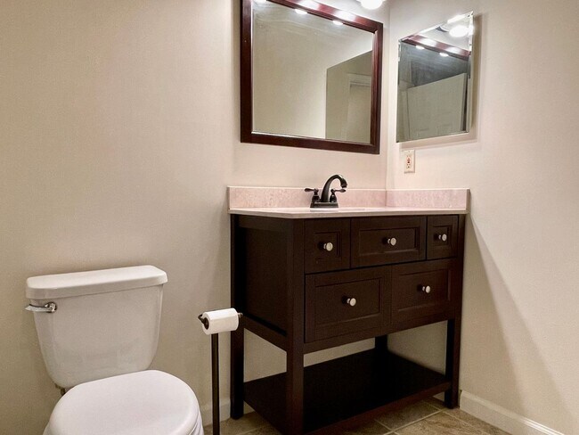 Building Photo - BEAUTIFUL THREE LEVEL TOWNHOME IN NORTH STAFFORD!