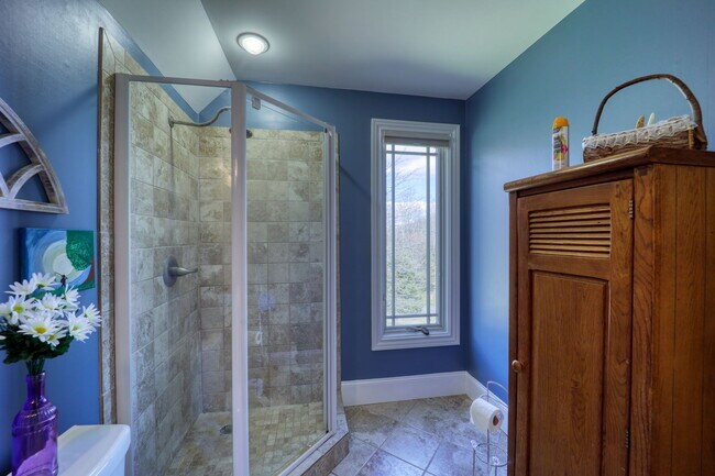 Building Photo - 137 N Ridge Ln