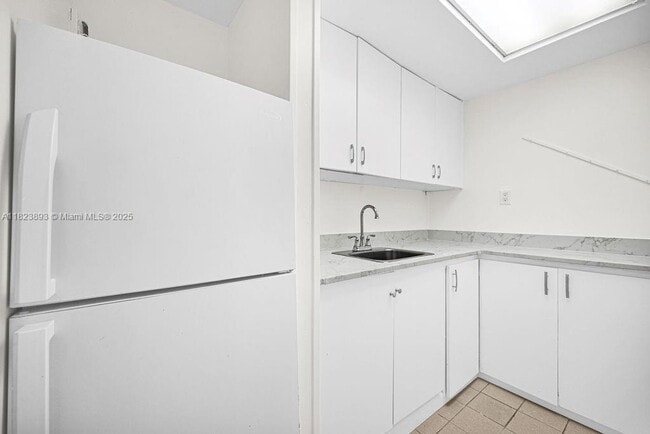 Building Photo - 5960 SW 47th St