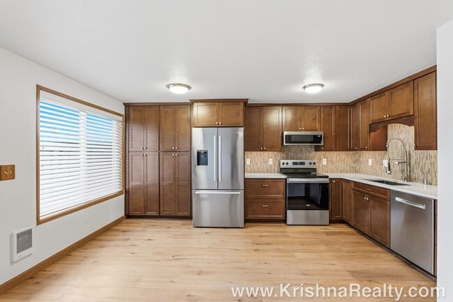 Building Photo - Modern 3 BD | 2.5 BA | 1,476 SF | 1-Car Garage | Solar Panels | Mountain View Community