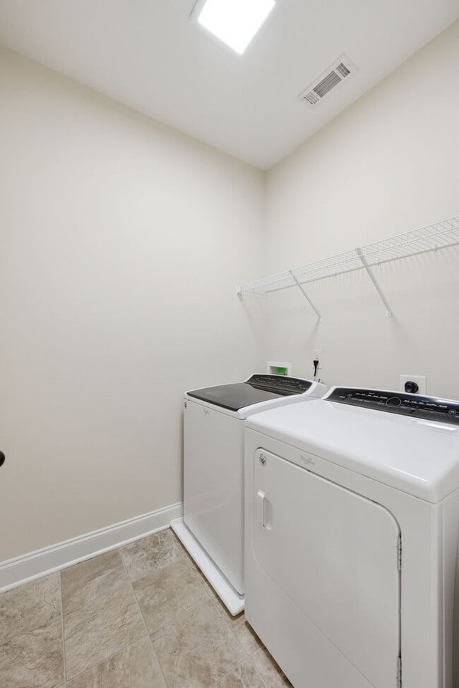 Building Photo - Modern Living in Franklin