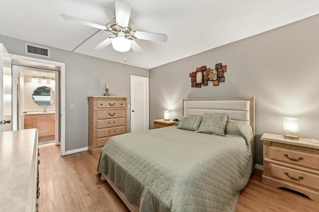 Building Photo - 302 Capri Dr