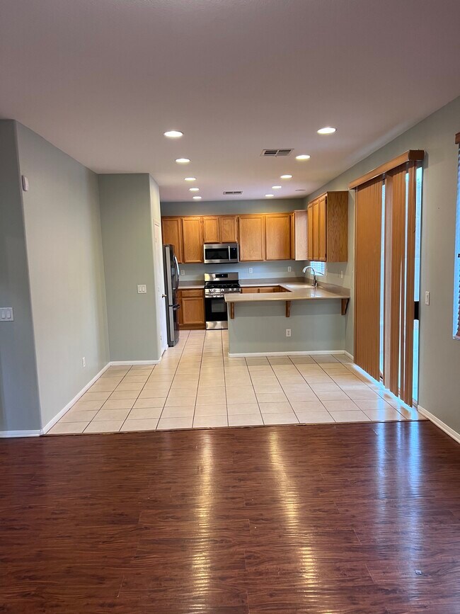 Building Photo - 1927 Silver Crest Ct