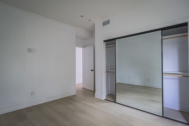 Building Photo - Modern 4 Bed / 3 Bath Townhome with Privat...