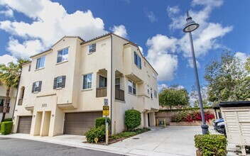 Building Photo - Spacious 3 bedroom 3 bath Townhouse with s...