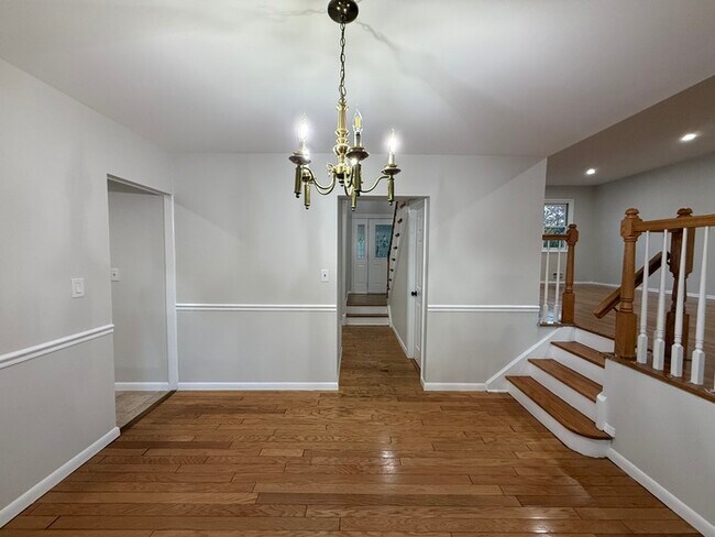 Building Photo - 16 Meadowview Dr
