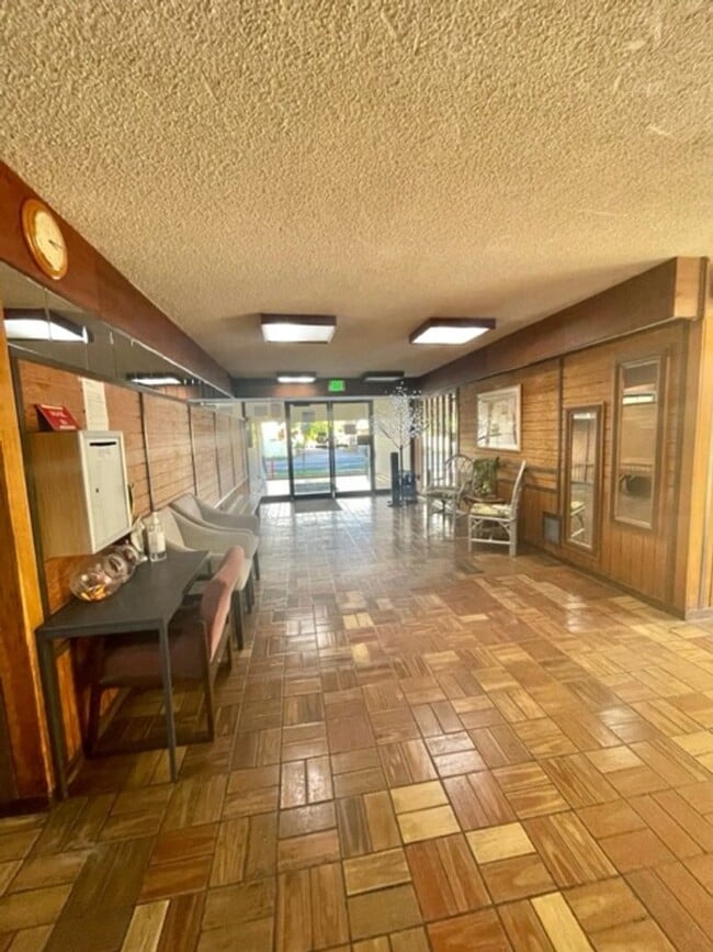 Building Photo - Charming 1-Bedroom, 1-Bath Likini West Unit – Available August 5, 2026
