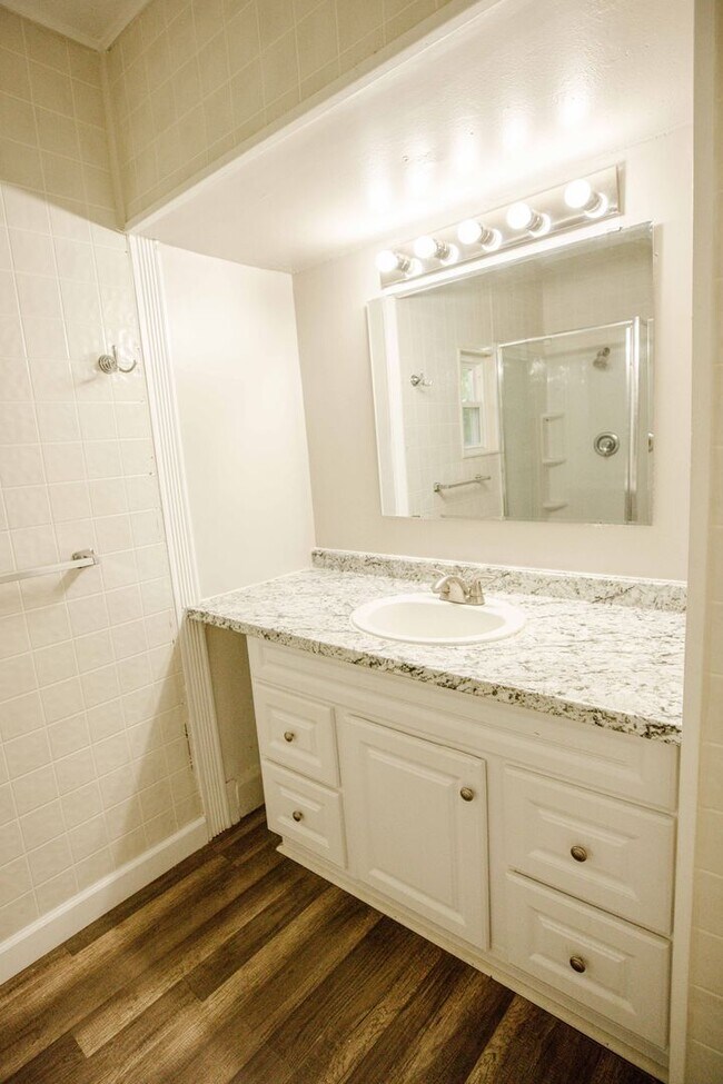 Building Photo - Very nice three bedroom 2 bathroom house available for rent!