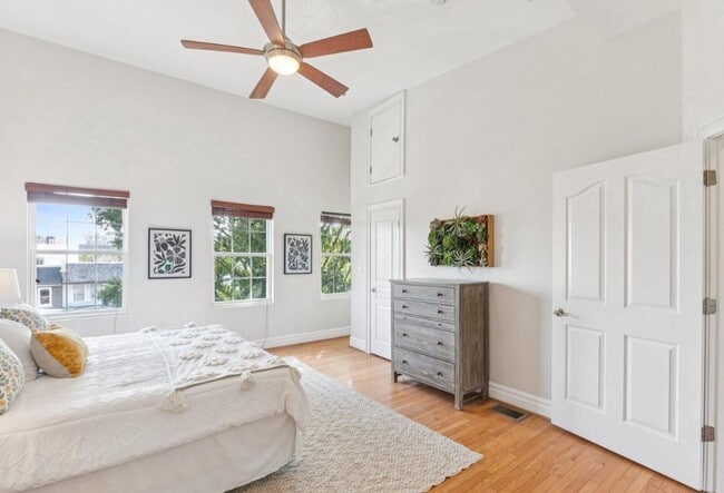 Building Photo - Large Sunny Eckington Three Bed/Three Bath Interior Rowhouse Condo Home