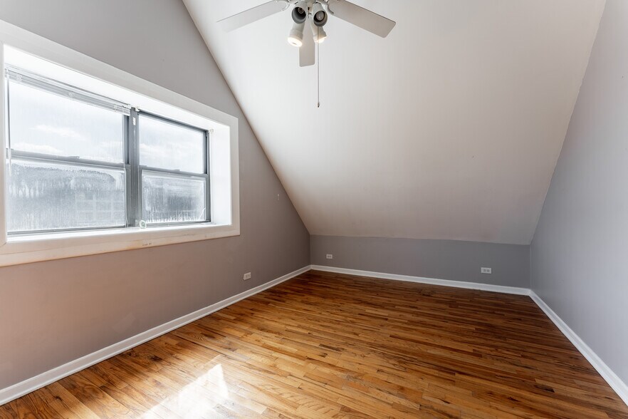 Building Photo - 2200 W Belmont Ave