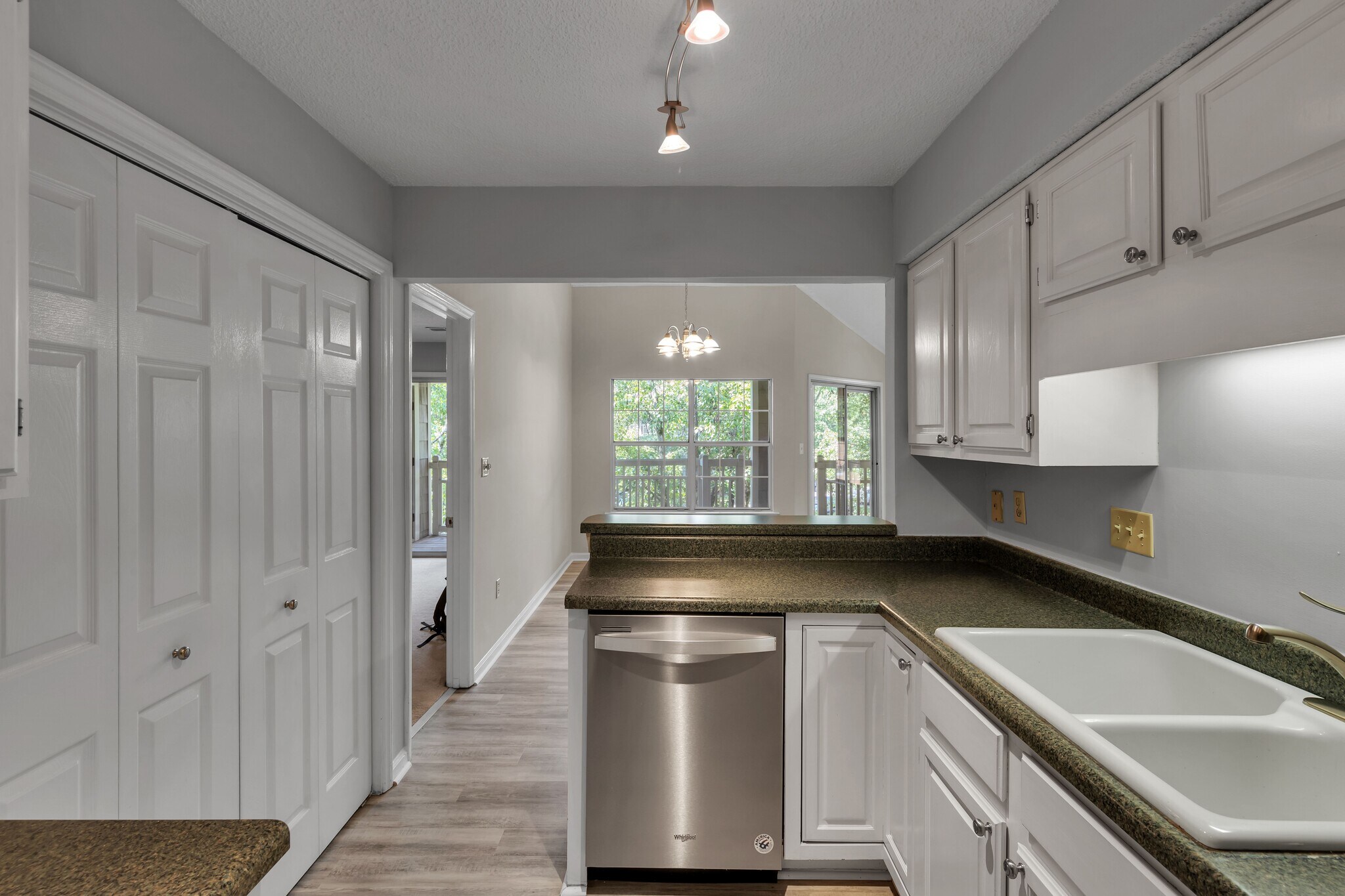 Building Photo - 5009 Sharon Rd