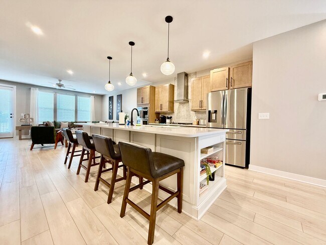 Building Photo - Central, luxury townhome in the heart of Liberty