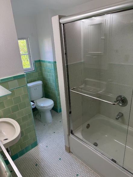 Building Photo - 1701 Le Roy Ave