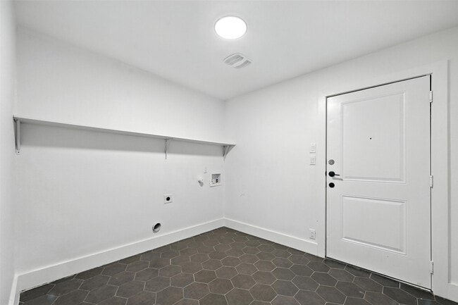 Building Photo - 508 W White Ave