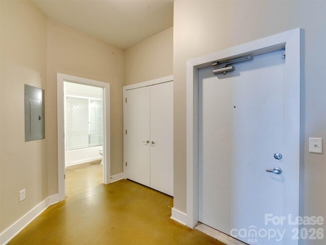 Building Photo - 927 Westmere Ave