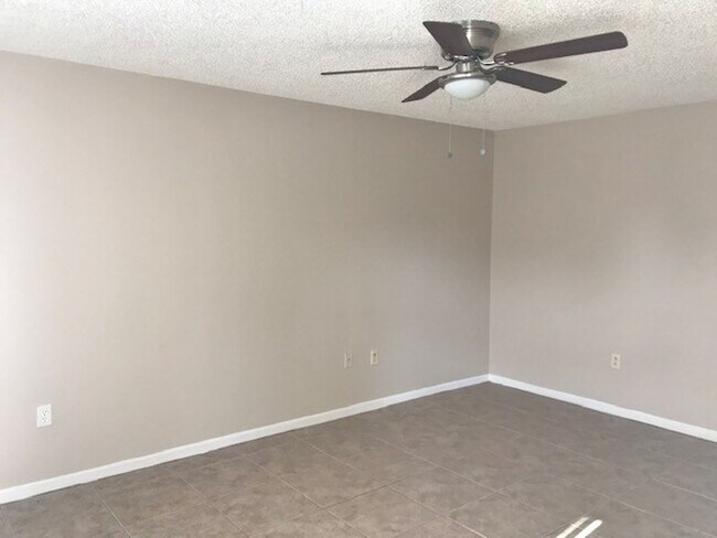 Building Photo - Updated duplex tile throughout