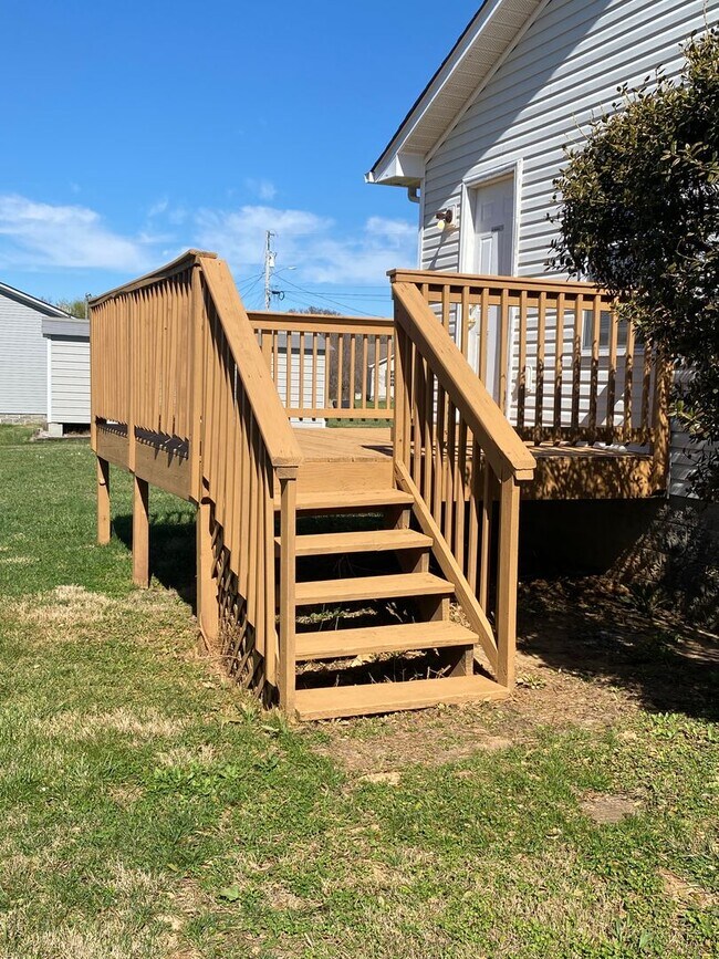 Building Photo - Single Family Home close to Ft Campbell an...