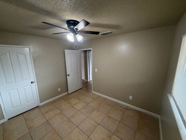 Building Photo - Apply today