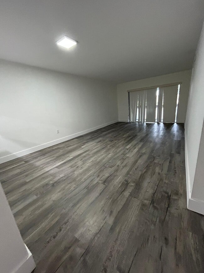 Building Photo - 8875 Fontainebleau Blvd