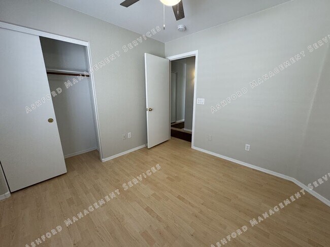 Building Photo - 3 BEDROOM WITH NO CARPET/LARGE YARD