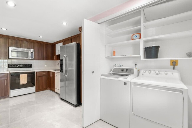 Building Photo - 500 Oaks Ln