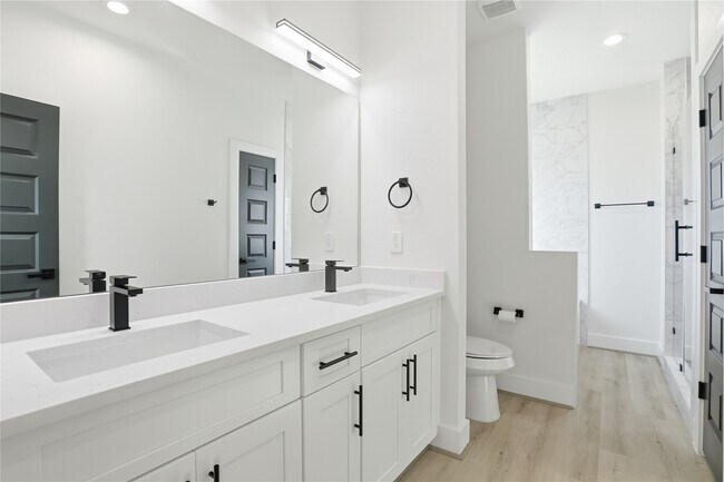 Building Photo - 712 Delano St