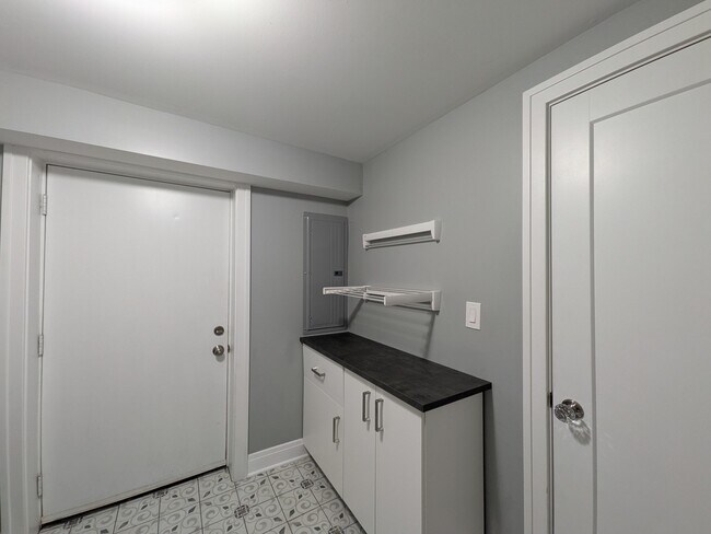 Building Photo - 2741 Lincolnwood Dr