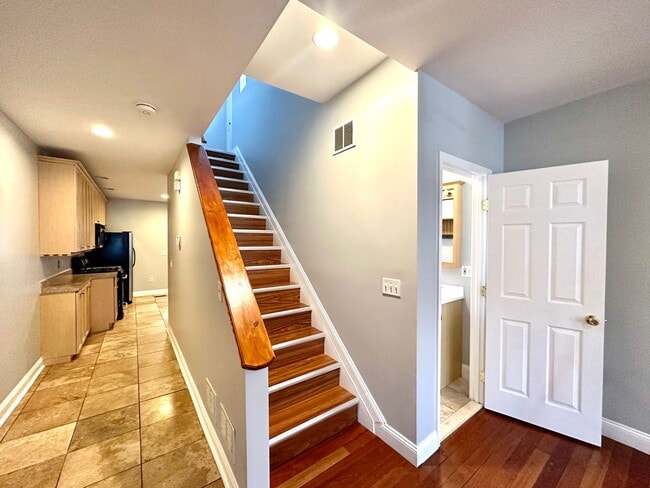 Building Photo - Charming 3 Bedroom/2.5 Bathroom Townhome in Hampden!