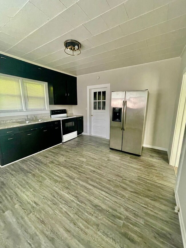 Building Photo - Must see this adorable 2 bed 1 bath bungal...