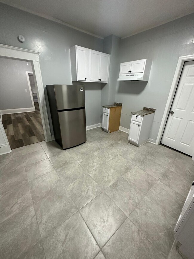Building Photo - Fully Renovated 2/1 -Single Family Availab...