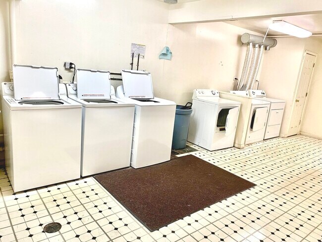 Building Photo - 1519 N Windsor Dr