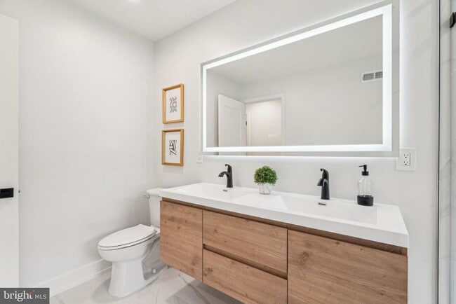 Building Photo - 1106 N Bodine St