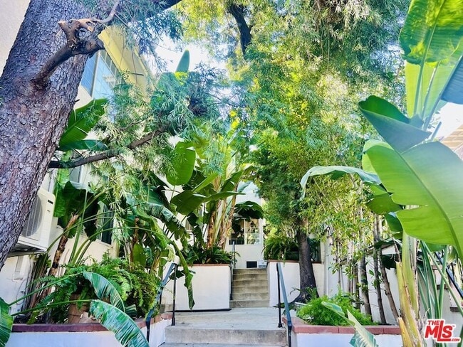 Building Photo - 2401 Beachwood Dr