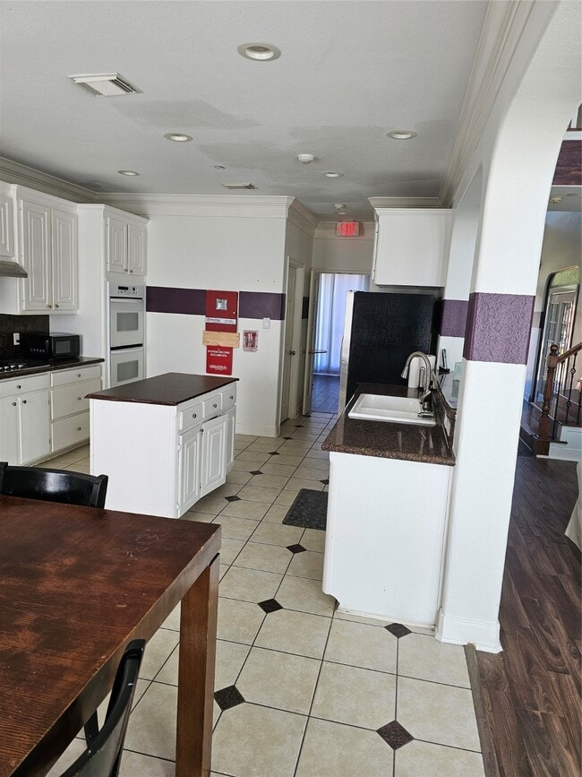 Building Photo - 1211 Lark Ln