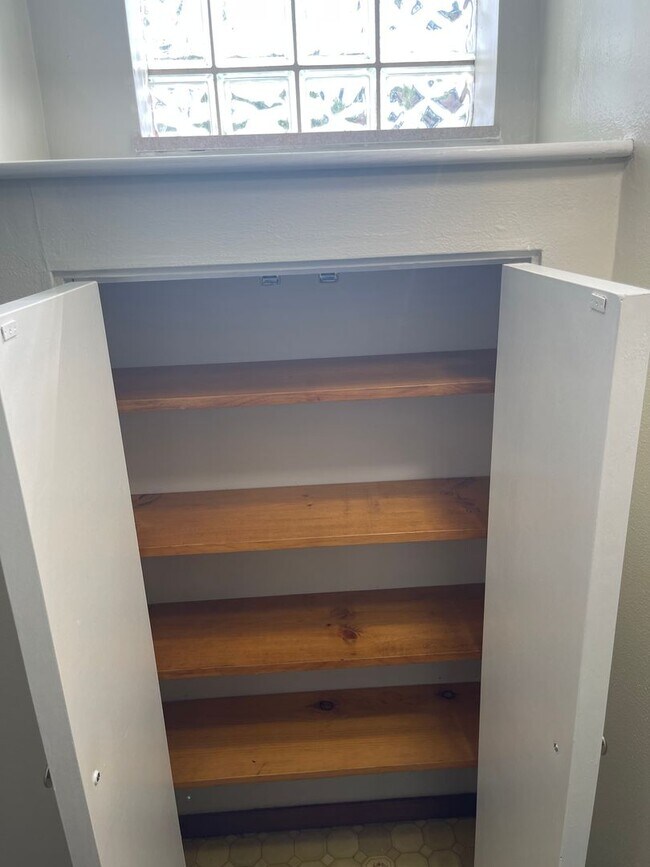 Building Photo - 1034 Chelton Ave