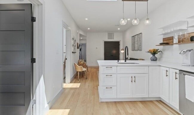 Building Photo - 43 Wordsworth St