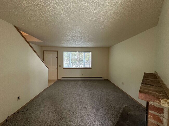 Building Photo - Milwaukie Triplex - 2 Bedroom