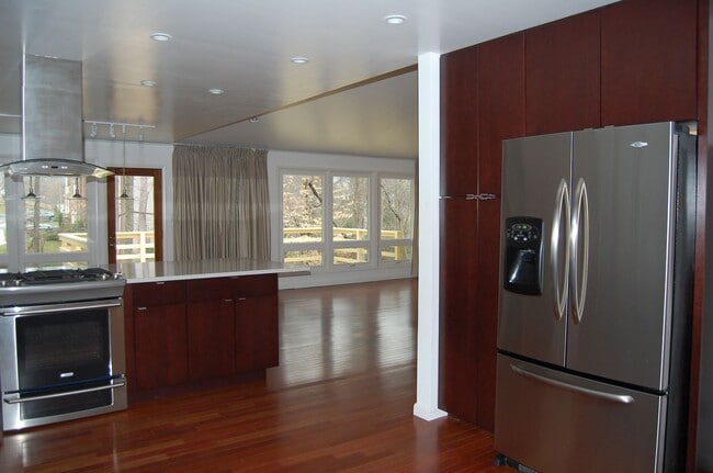 Building Photo - 5 BR Near Ft. Belvoir and Historic Mt. Vernon