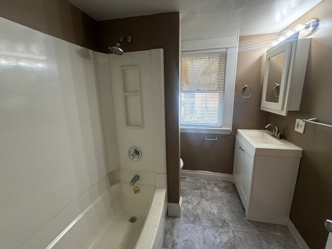 Building Photo - 1056 E 99th St