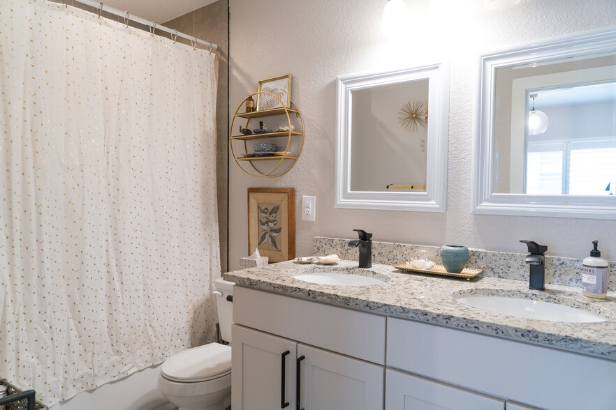 Main bathroom - 2457 Ames St