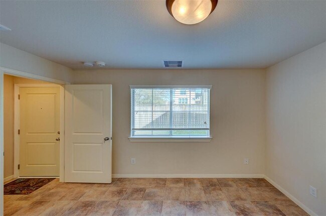 Building Photo - 3117 Clearview Cir