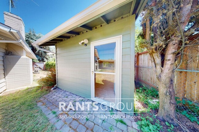 Building Photo - Recently updated 3-bed, 2-bath Rambler in Lacey!